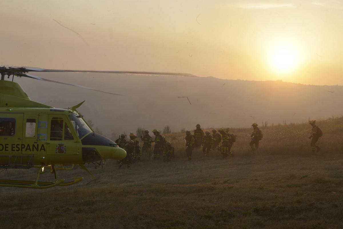 Bomberos trabajando para extinguir un incendio.