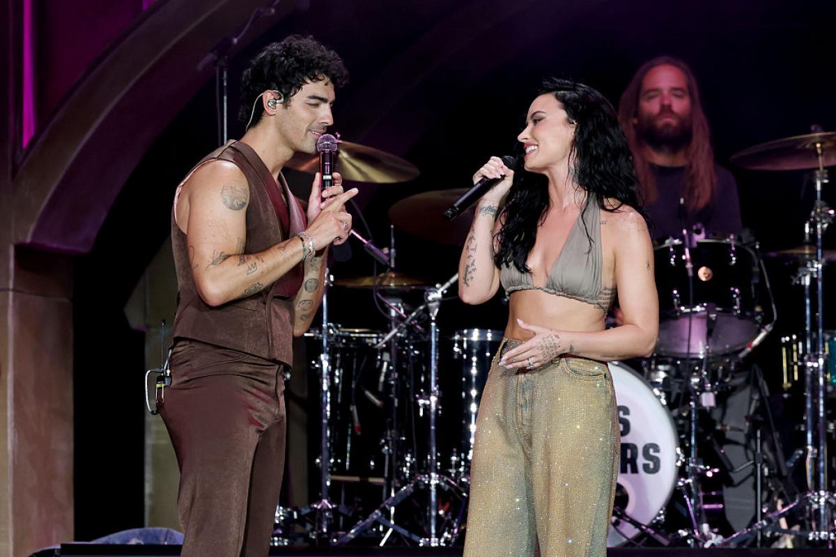 Joe Jonas, vocalista de 'Jonas Brothers', junto a Demi Lovato en concierto este domingo 10 de agosto.