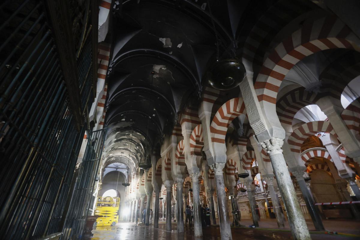 Trabajos en el interior de la mezquita-catedral después del incendio que en la noche del viernes afectó al templo.