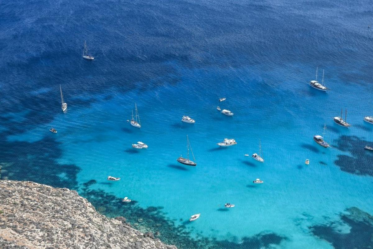 Vista aérea de la cala Tabaccara en la isla italiana de Lampedusa.