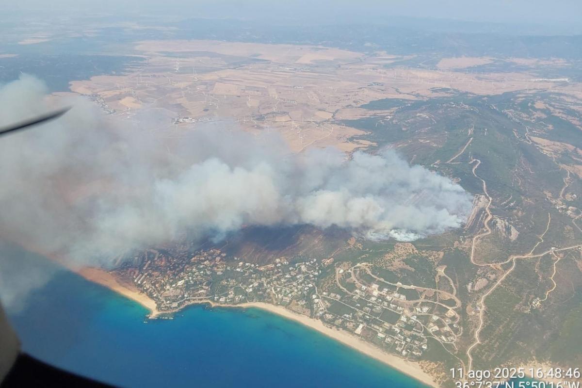 Vista del incendio en la costa gaditana.