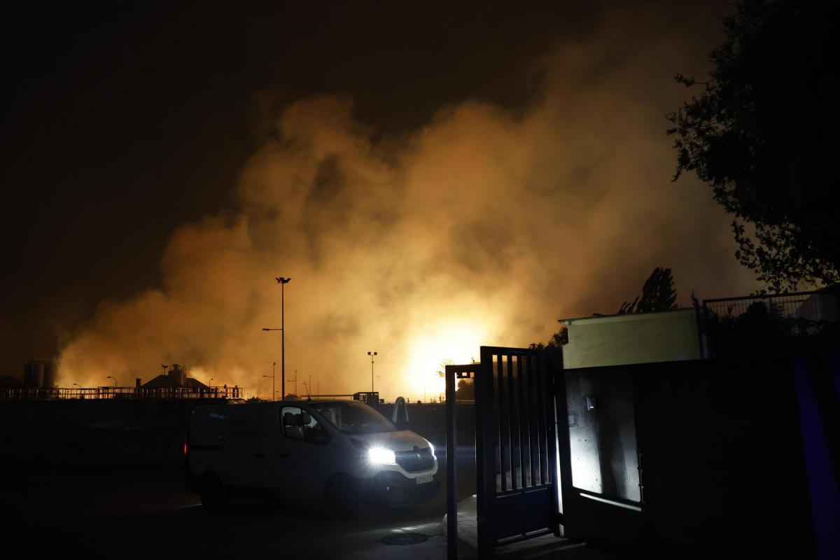 El incendio declarado en la localidad madrileña de Tres Cantos, a las puertas de la Planta de tratamiento de aguas.