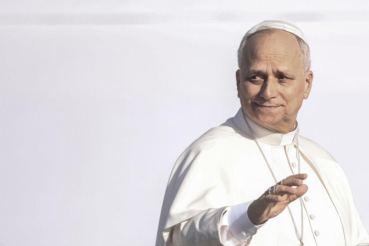 El papa León XIV saluda durante el Jubileo de la Juventud
