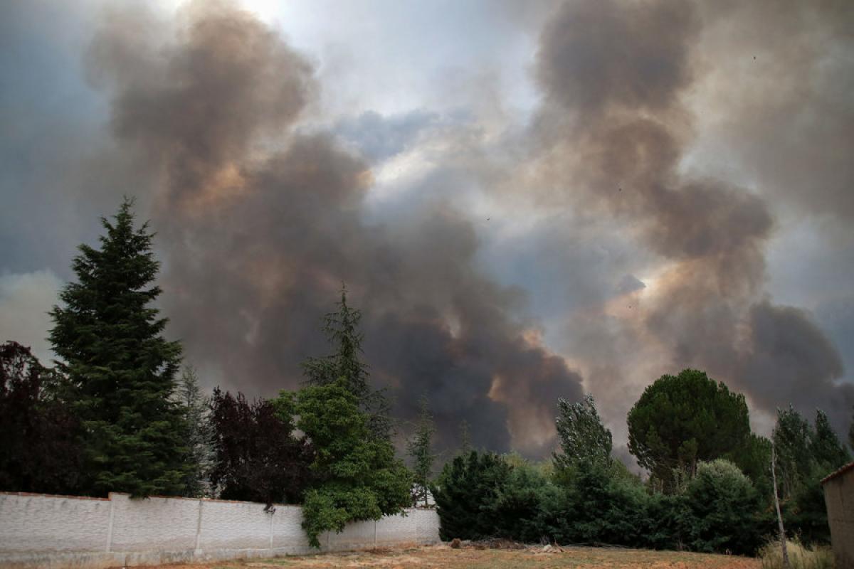 Incendio en Molezuelas de la Carballeda (Zamora), que se extendió hasta León