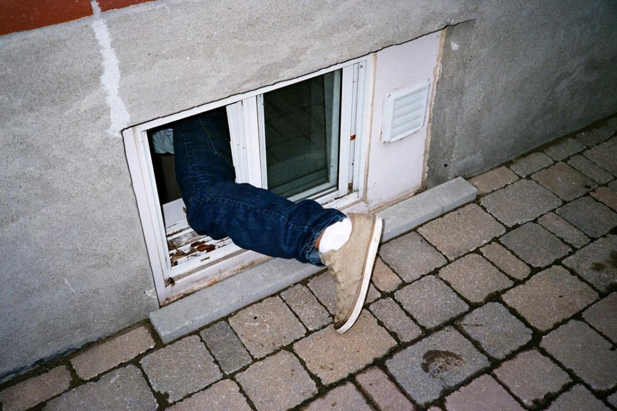 Un ladrón accede por una ventana baja en una imagen de archivo.