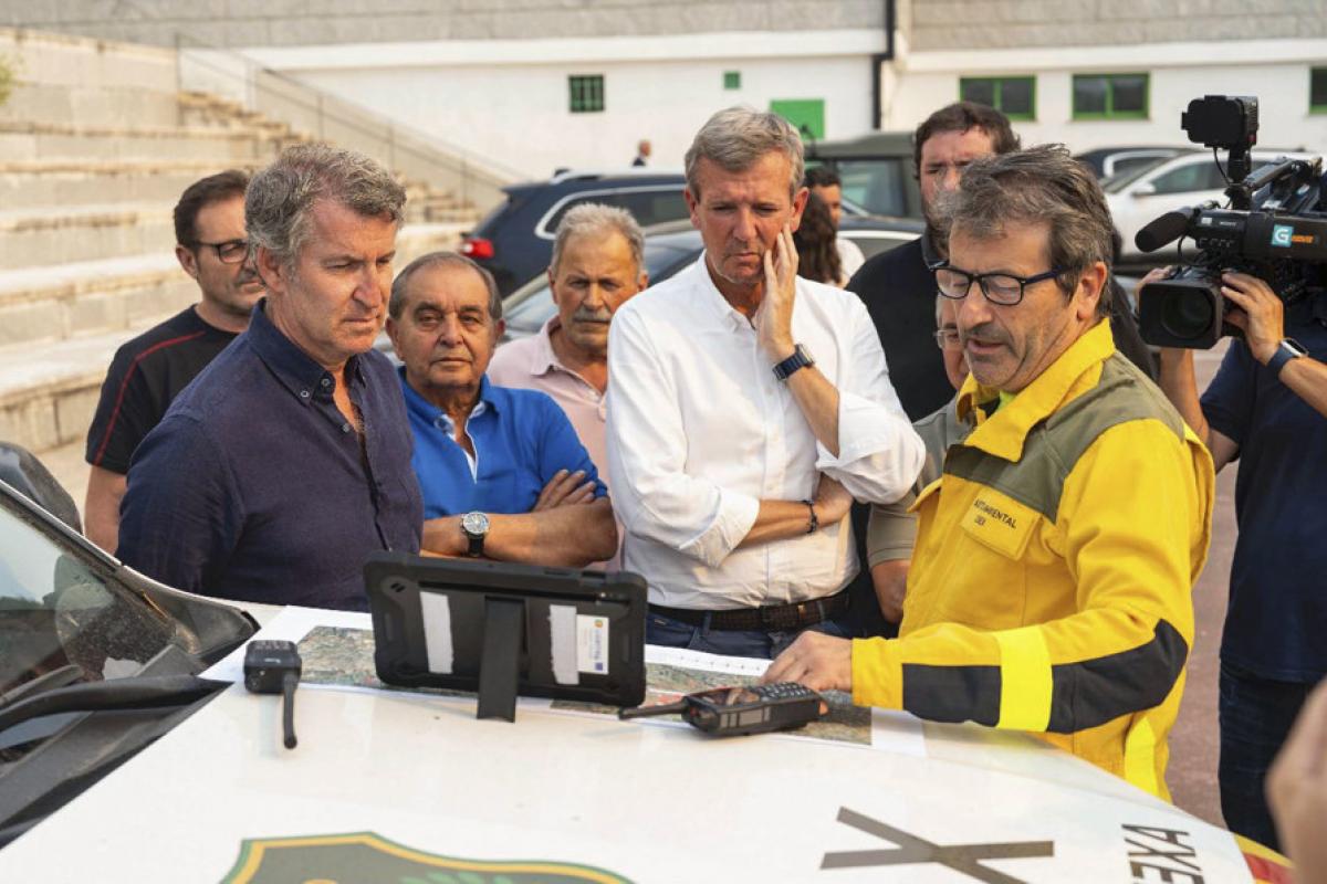 Alberto Núñez Feijóo junto a Alfonso Rueda en el puesto de control de mando avanzado de extinción de incendios de Chandrexa de Queixa (Ourense)