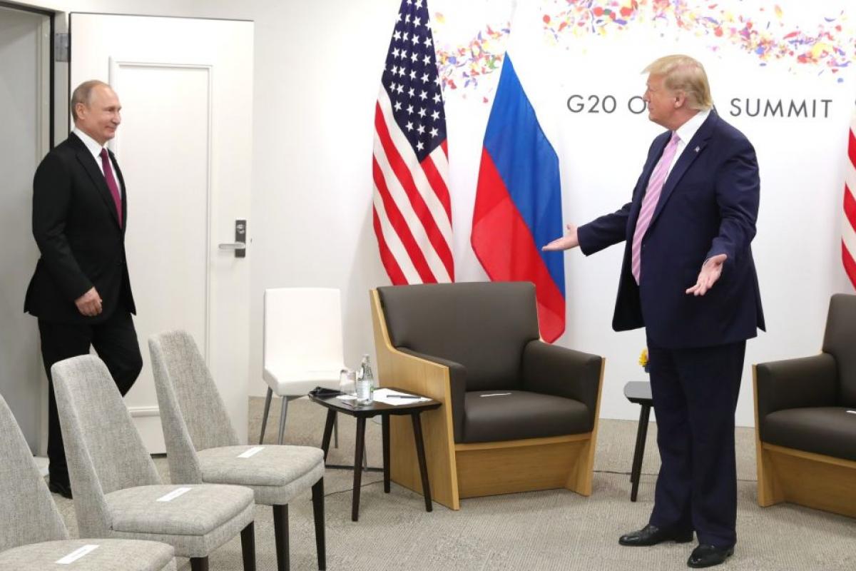 Donald Trump gesticula al recibir a Vladimir Putin en su, hasta ahora, último encuentro en persona, allá por 2019