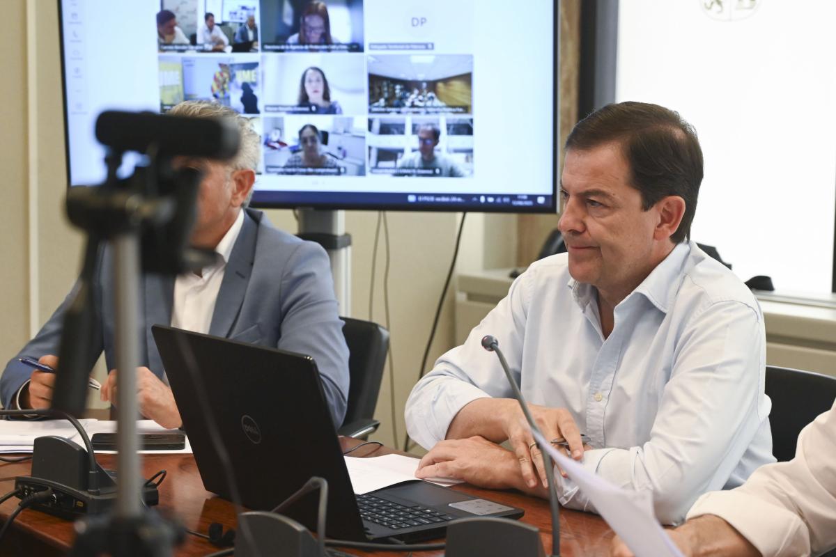 El presidente de la Junta de Castilla y León, Alfonso Fernández Mañueco, durante la reunión para valorar los incendios que asolan la comunidad.