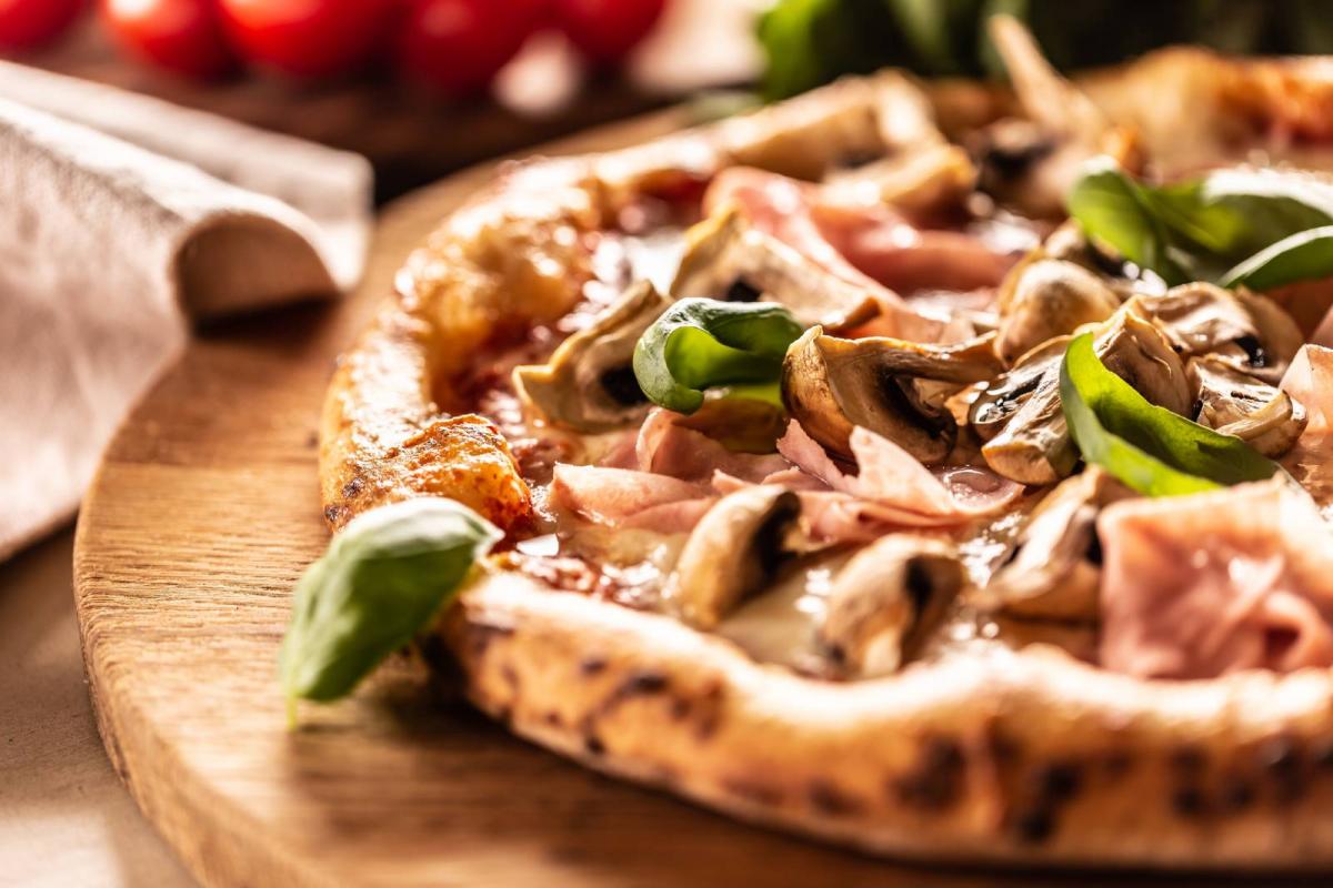 Pizza de champiñones y jamón