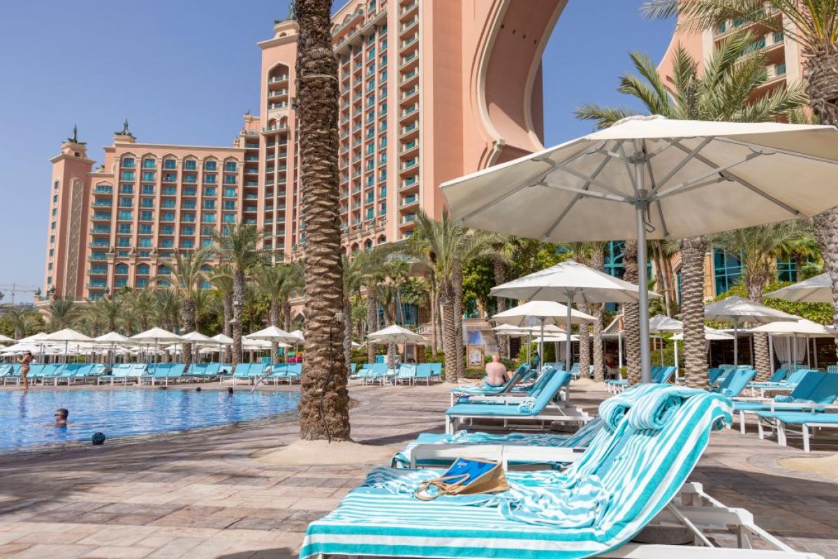 Toallas en las tumbonas de una piscina, en una imagen de archivo