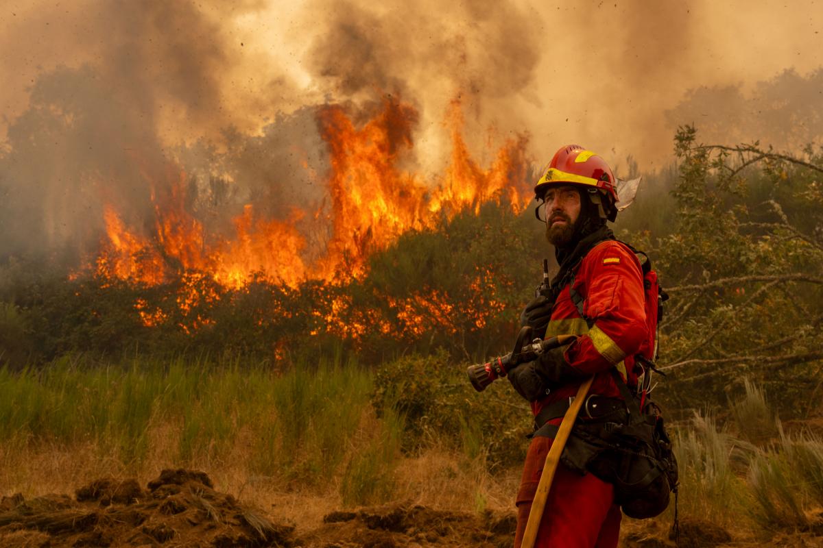 Un efectivo de la Unidad Militar de Emergencias (UME) en la localidad de A Espasa, durante el incendio forestal que permanece activo en Chandrexa de Queixa (Ourense).