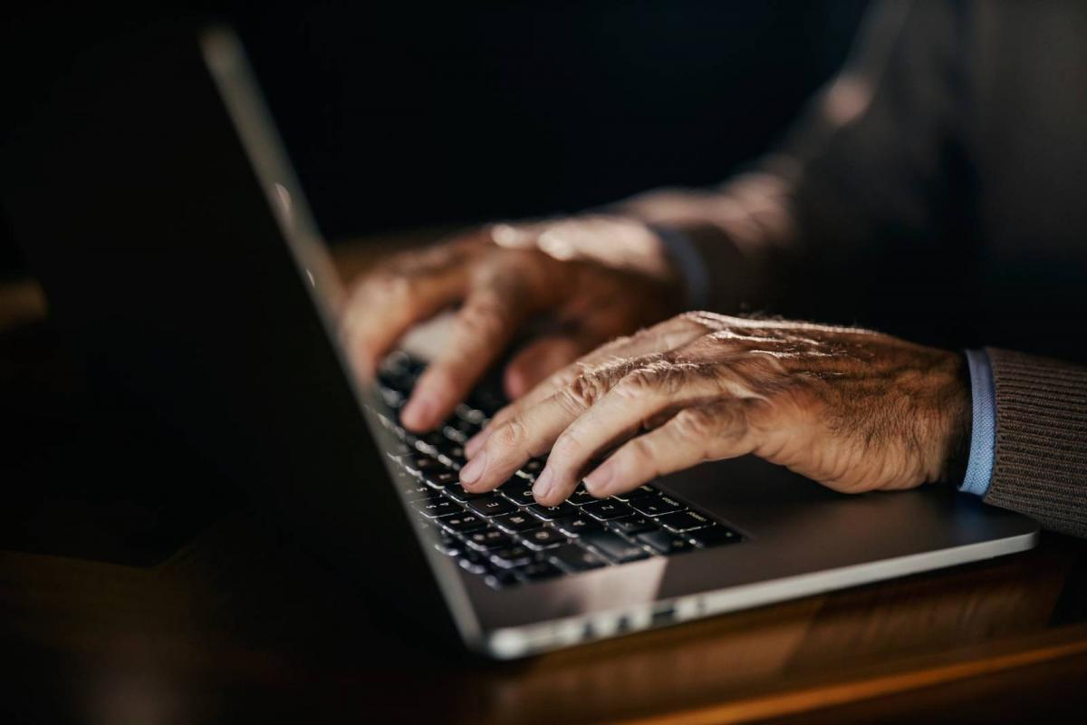 Anciano tecleando