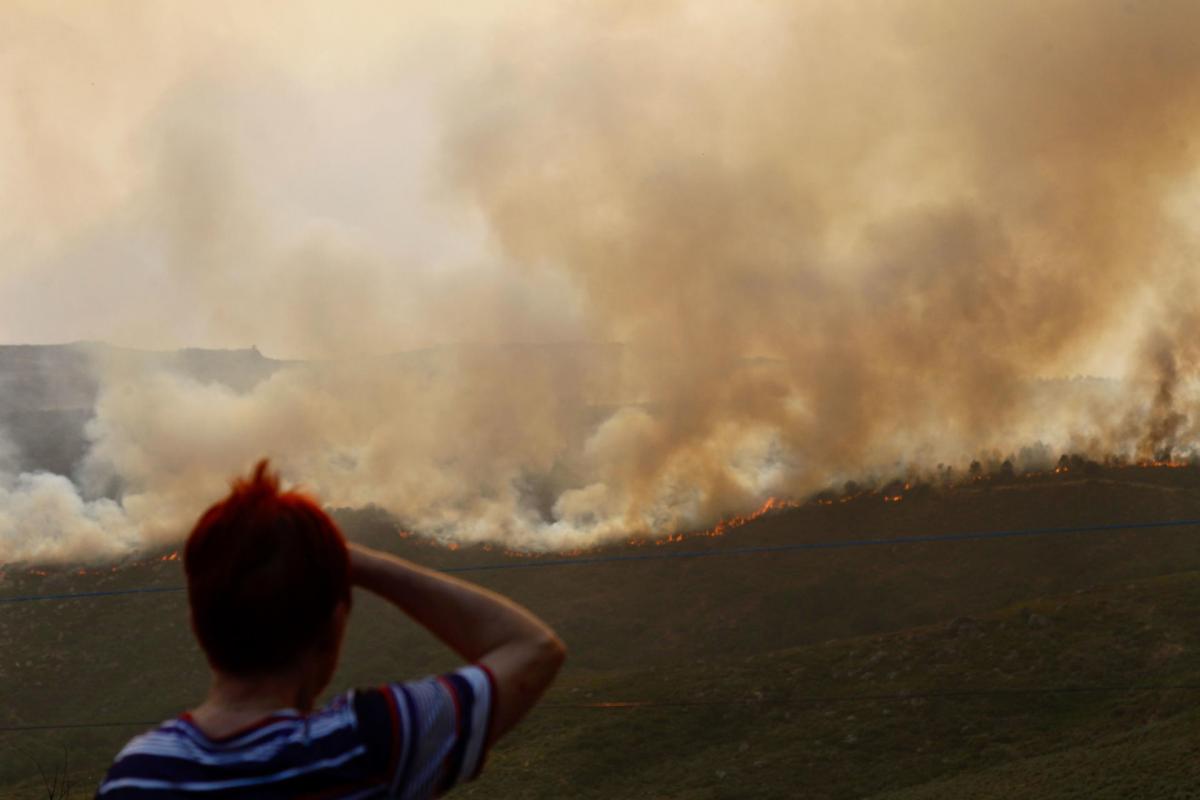 El incendio procedente de Ourense a punto de llegar a Castromil (Zamora).
