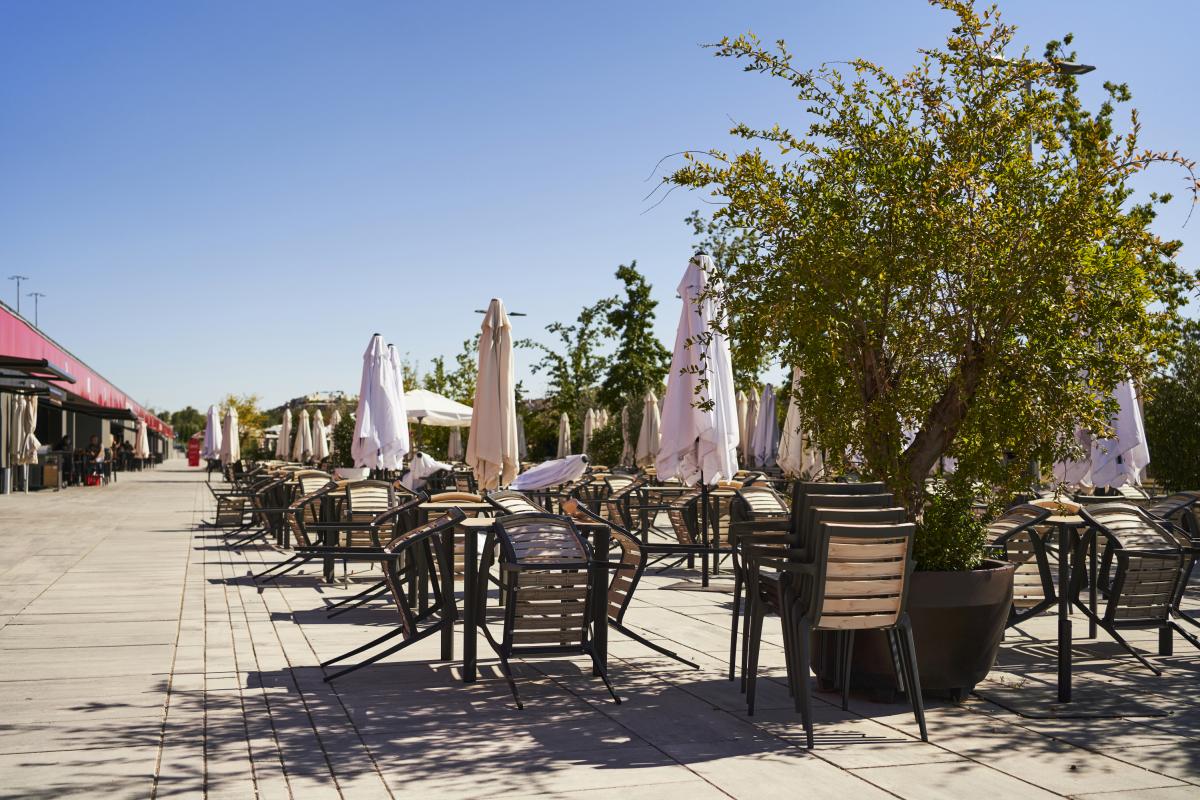 La terraza de un bar de España cerrada en pleno verano.
