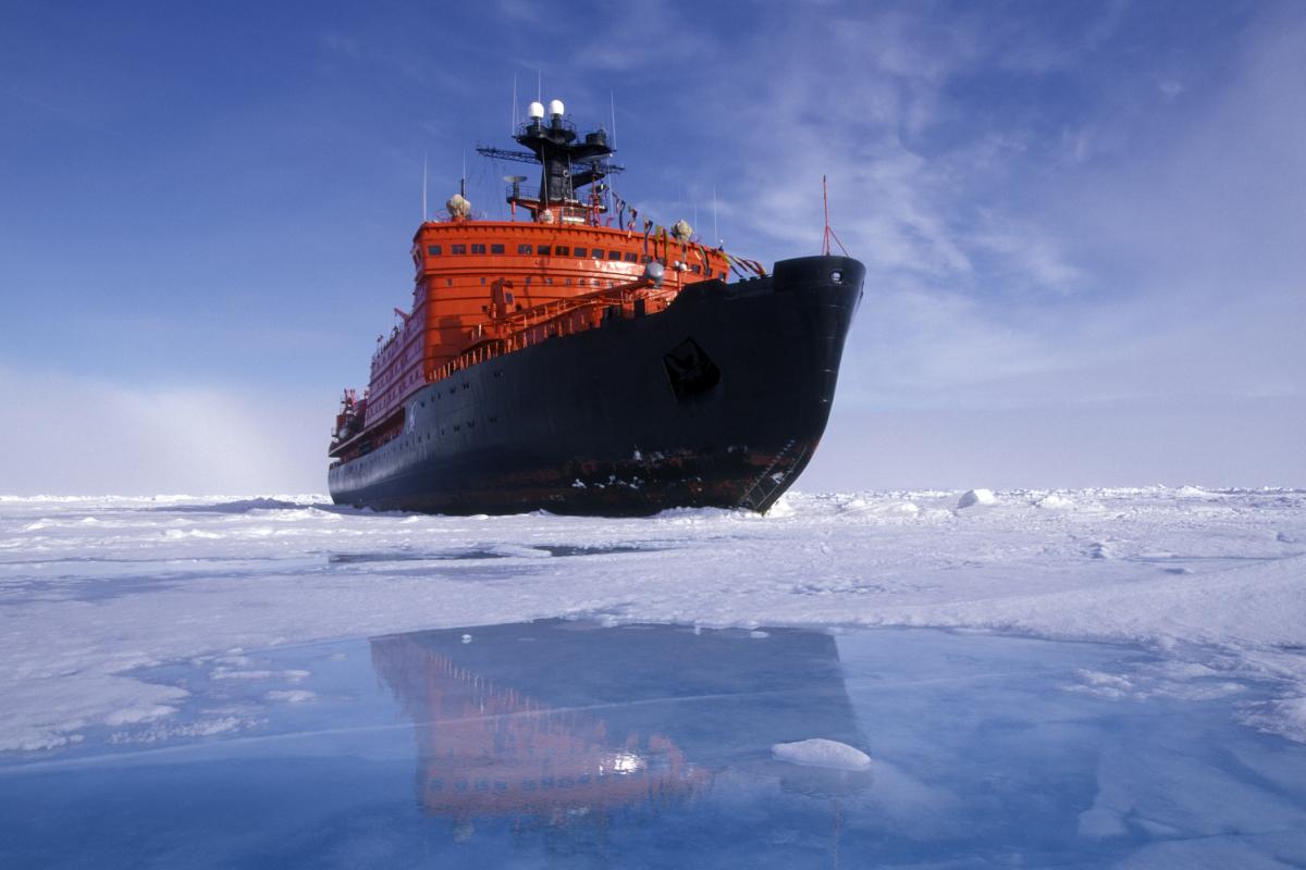 Un rompehielos ruso navega el Ártico, en una imagen de archivo.