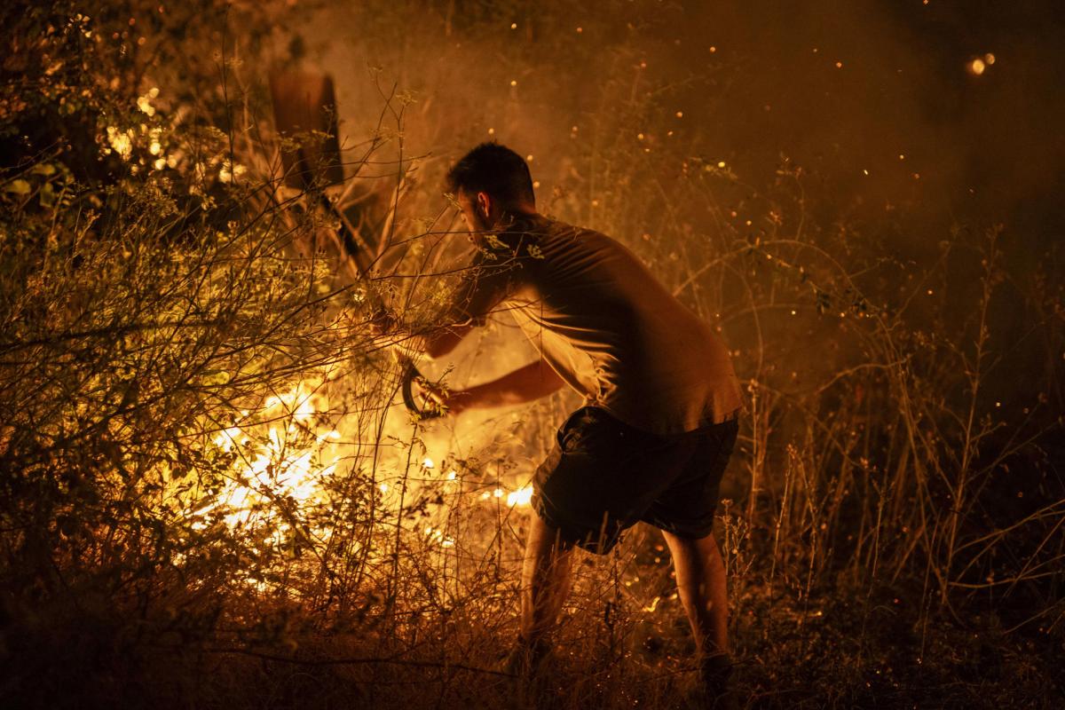 Una persona realiza labores de extinción en el incendio forestal de A Rúa (Ourense)