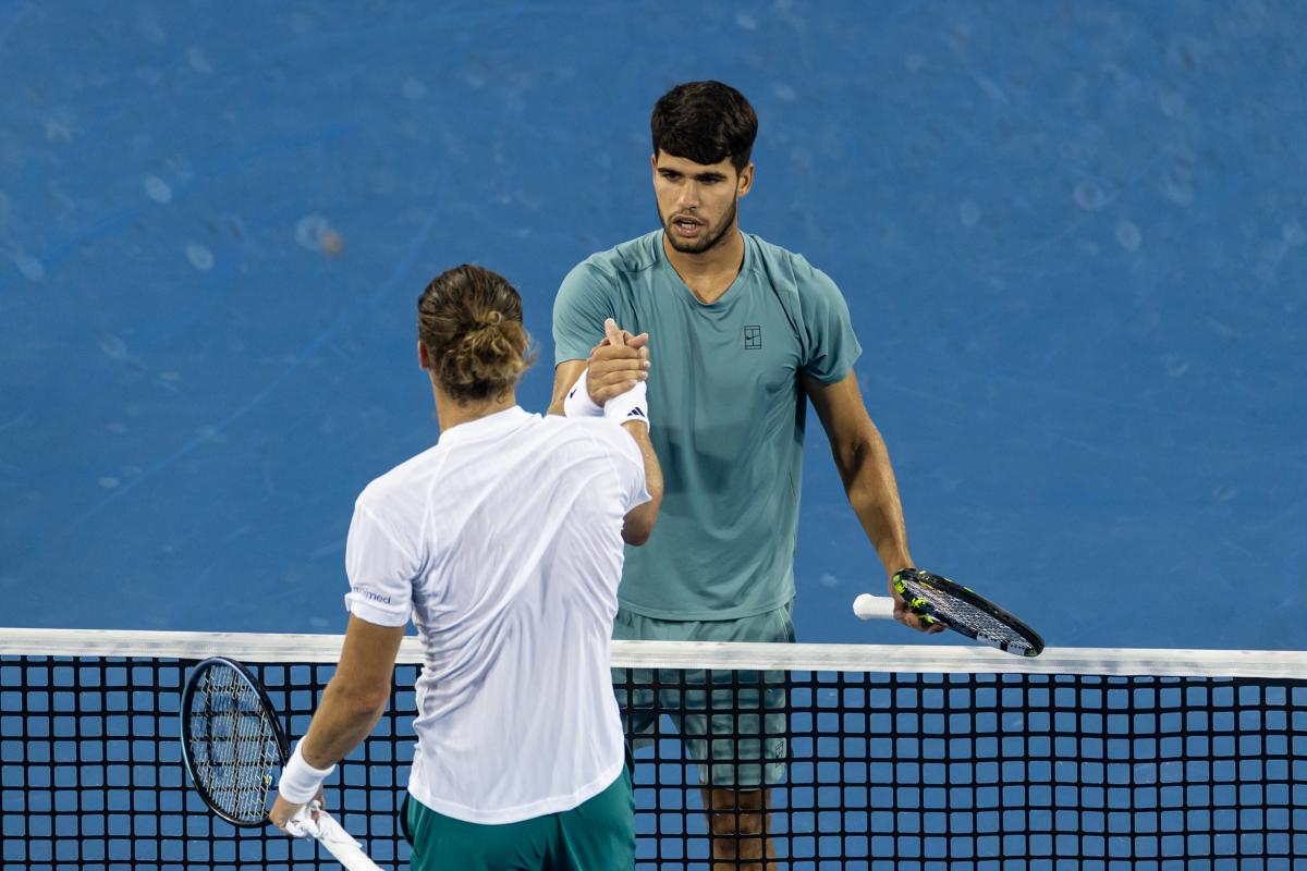 Carlos Alcaraz, dándole la mano a Sasha Zverev tras vencerle en Cincinnati.