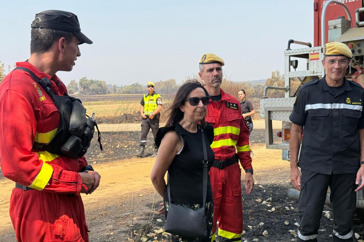La ministra de Defensa, Margarita Robles, visita a los militares de la UME que trabajan en la extinción de los incendios forestales en Ayóo de Vidriales (Zamora).
