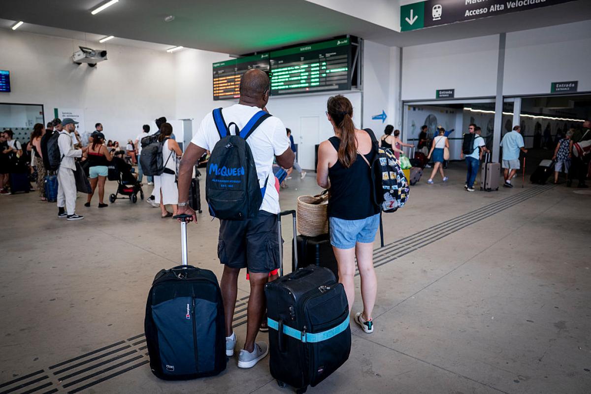 Pasajeros en la estación de tren de Chamartín, en Madrid.