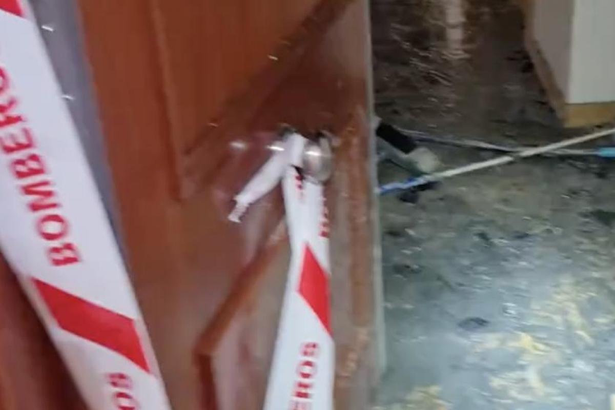 Puerta de acceso al piso quemado en Albacete.