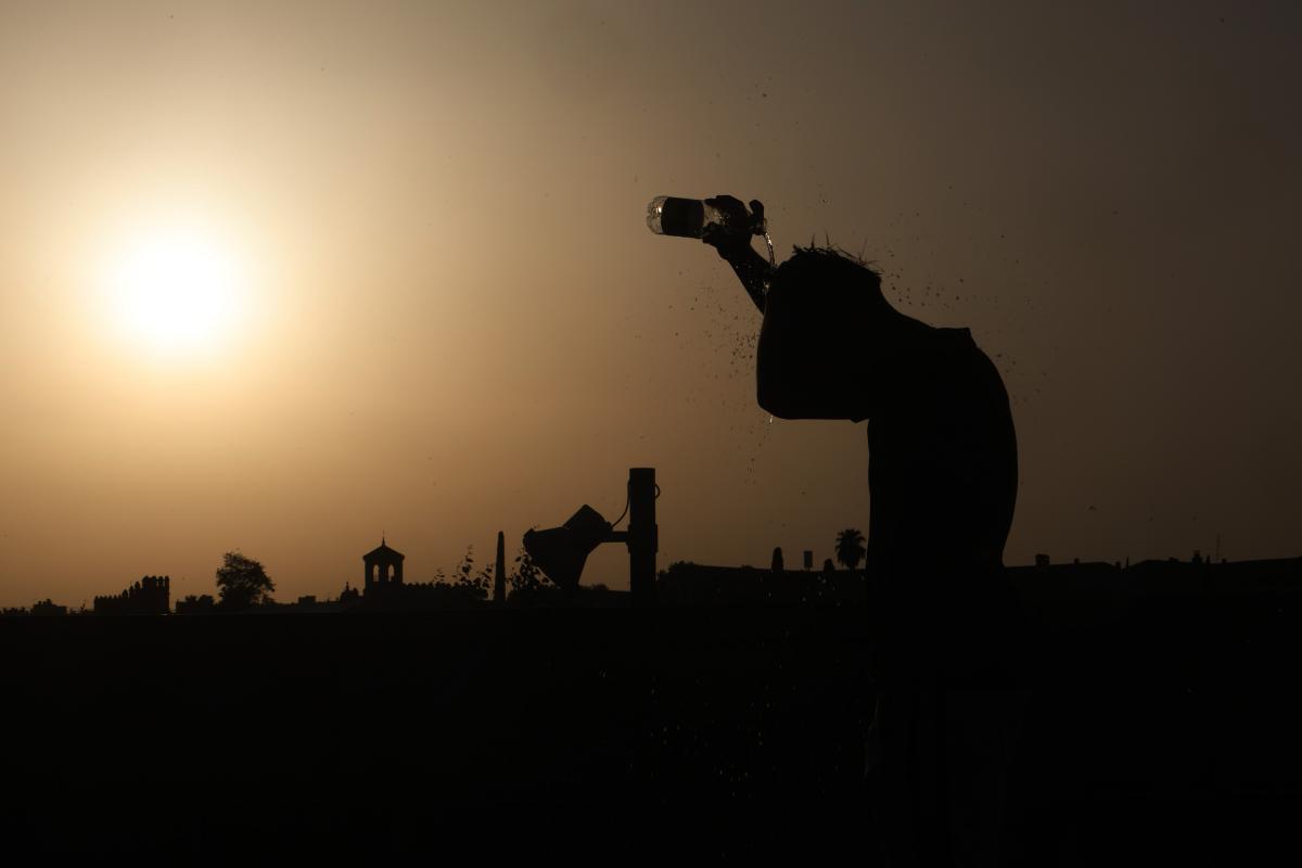 Una persona se refresca al atardecer en una jornada de altas temperaturas en la ciudad de Córdoba este domingo.