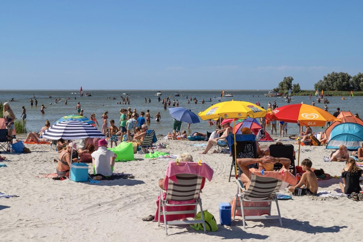 Día soleado en la playa holandesa de Makkum, en la región de Frisia