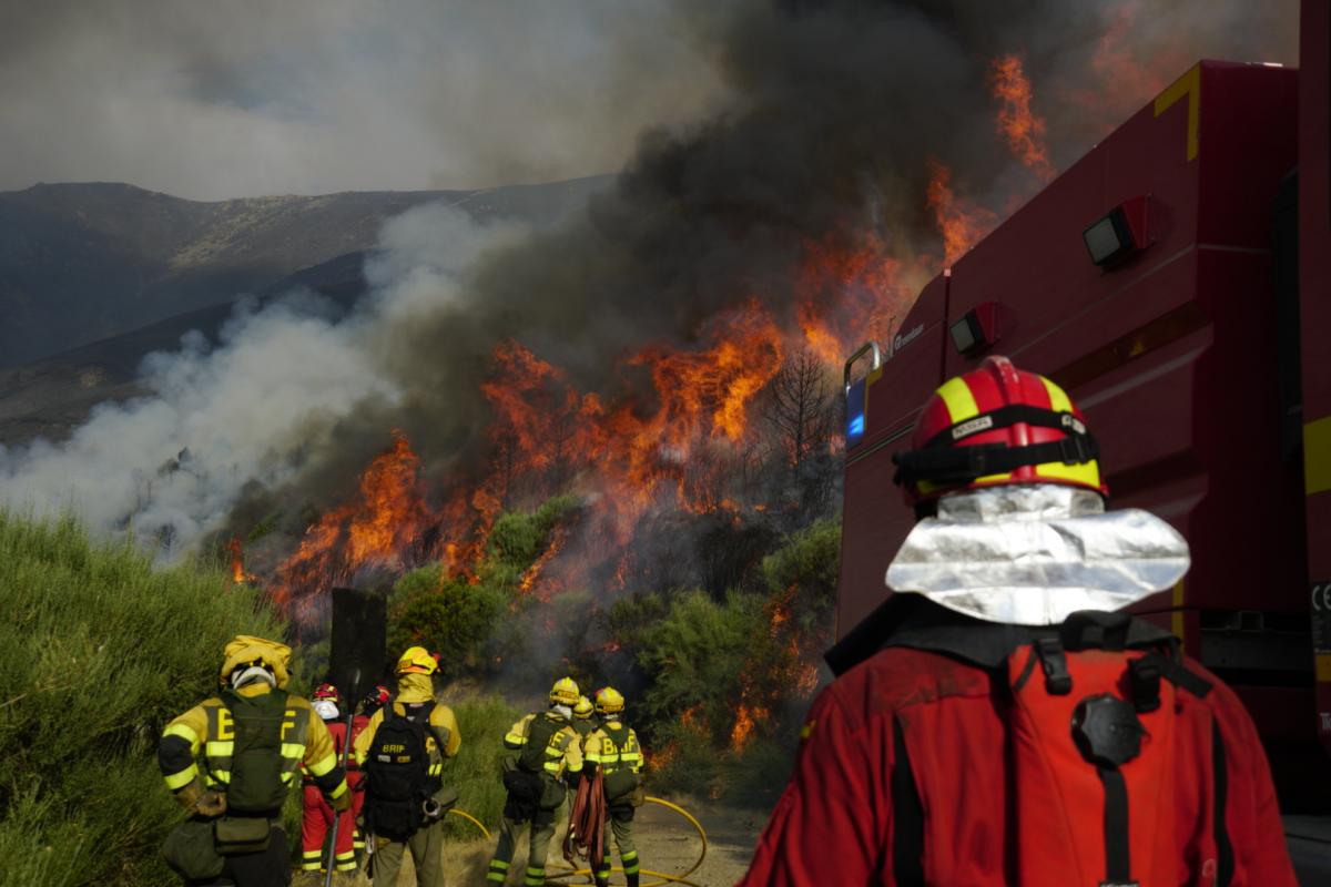 Efectivos de la UME trabajando en el incendio de Jarilla (Cáceres).