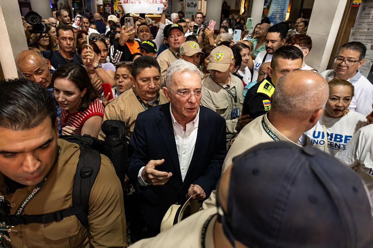 El expresidente colombiano, Álvaro Uribe (centro), en un imagen de julio de este año.