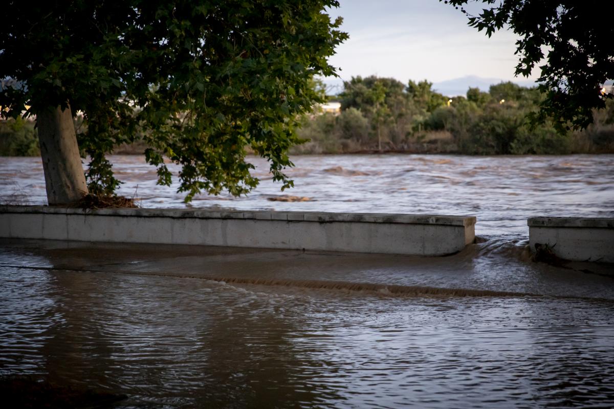 Subida del río tras un aumento de las lluvias torrenciales.