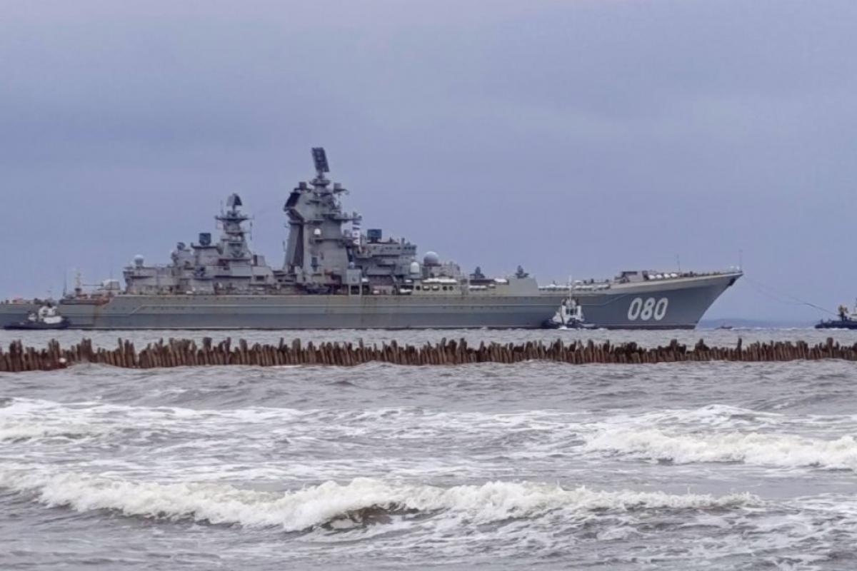 El crucero de batalla nuclear Admiral Najímov, durante su salida de los astilleros de Severodvinsk para iniciar la fase de pruebas en el mar Blanco.