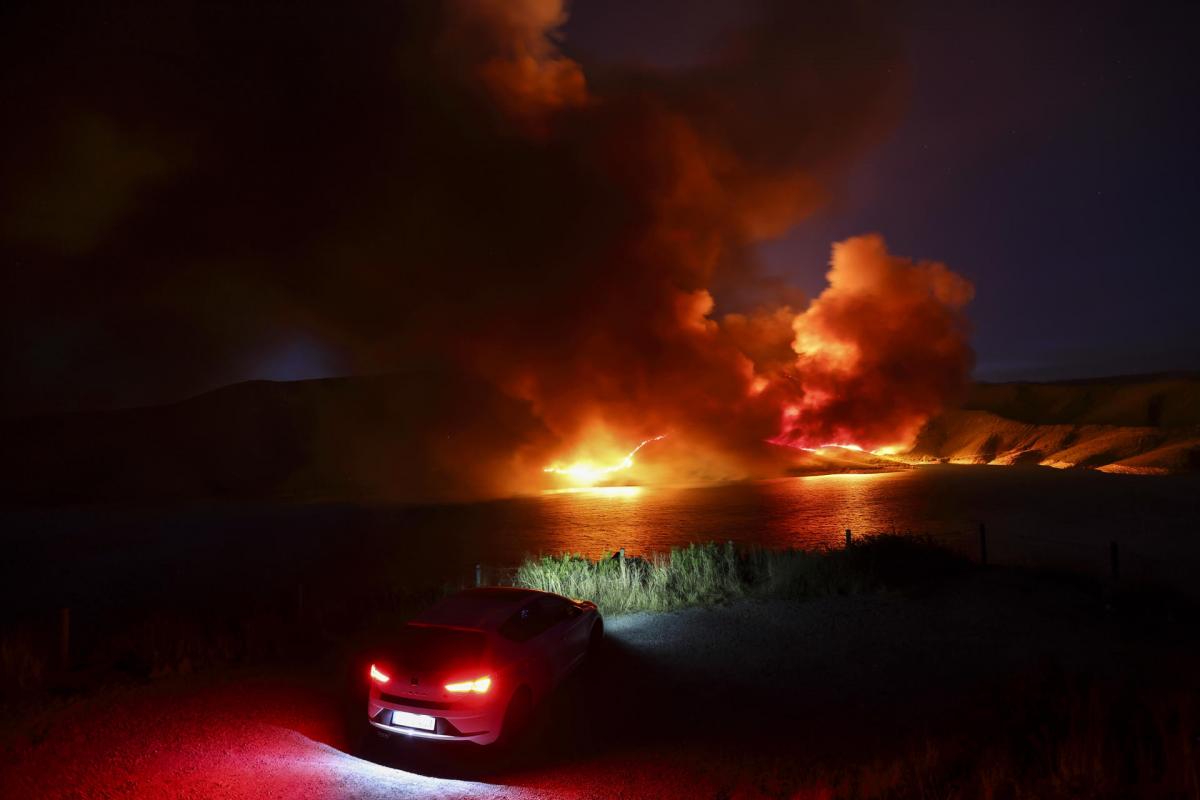 Estado de las llamas en el incendio que se originó en Chendrexa de Queixa a su llegada en la noche de este miércoles a la localidad de Vilariño de Conso, en Ourense.