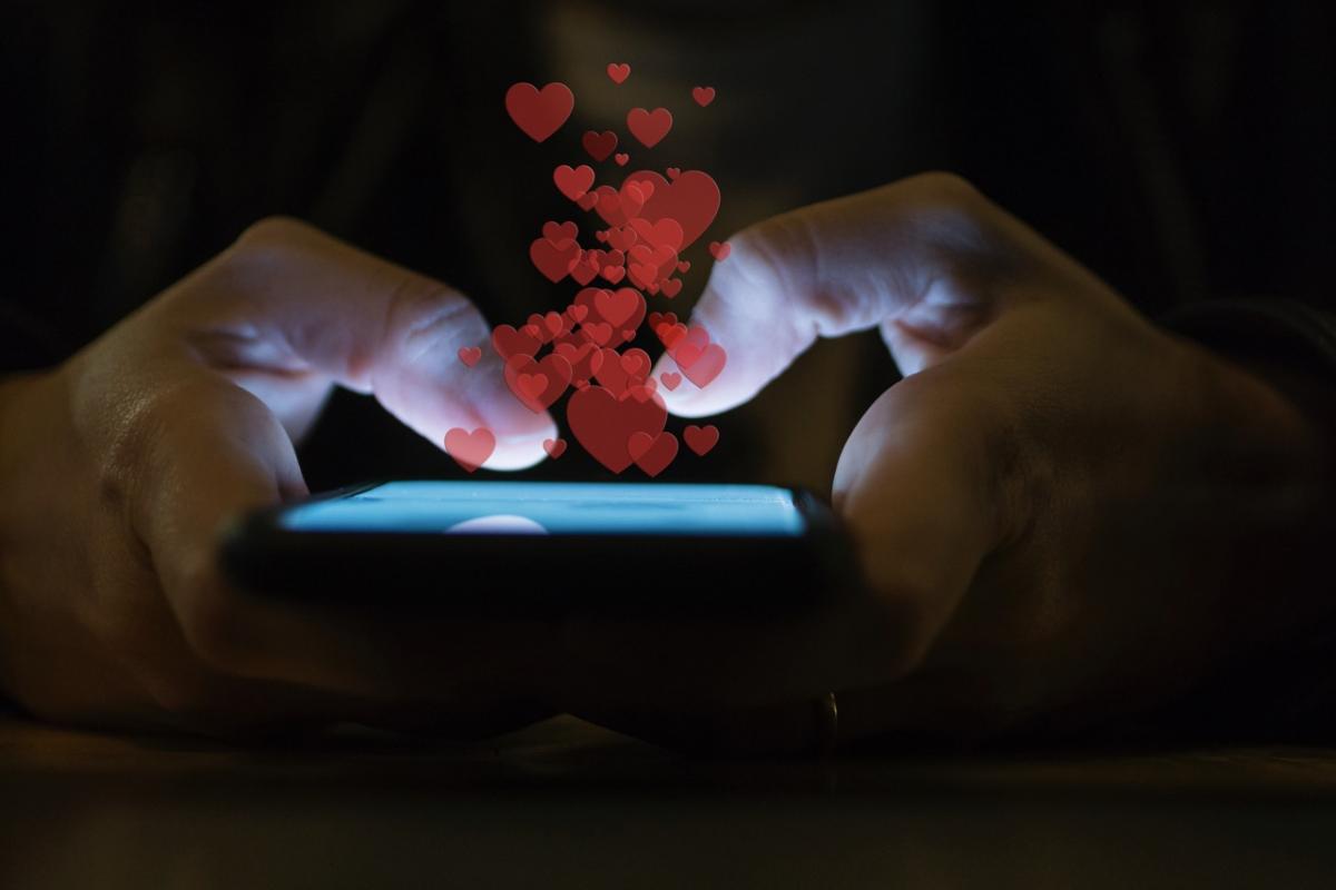 Un inocente mensaje romántico puede esconder el “fraude disfrazado de amor”.