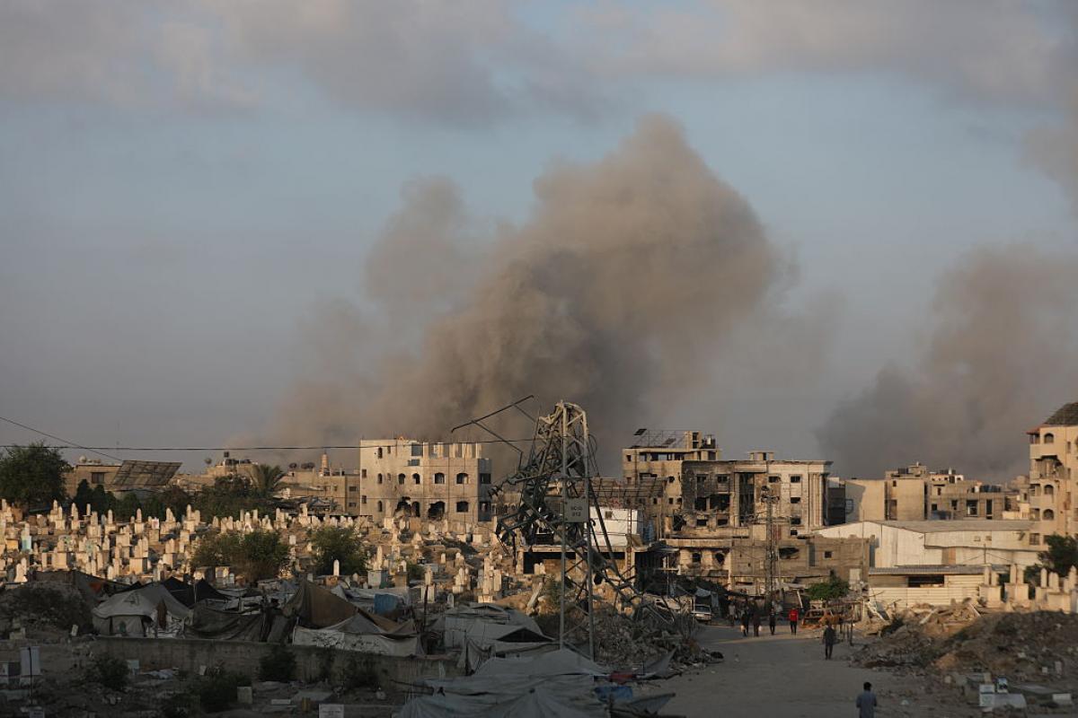 Humo tras ataques aéreos de las fuerzas israelíes en ciudad de Gaza el 22 de agosto de 2025.