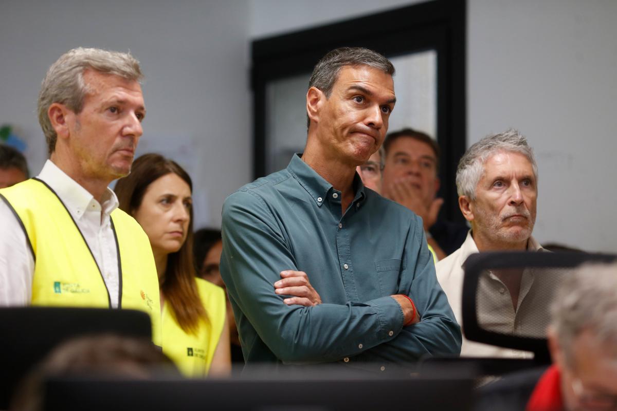 Foto del presidente de la Xunta, Alfonso Rueda, el presidente del Gobierno, Pedro Sánchez y el ministro del Interior, Fernando Grande-Marlaska, el pasado 17 de agosto.