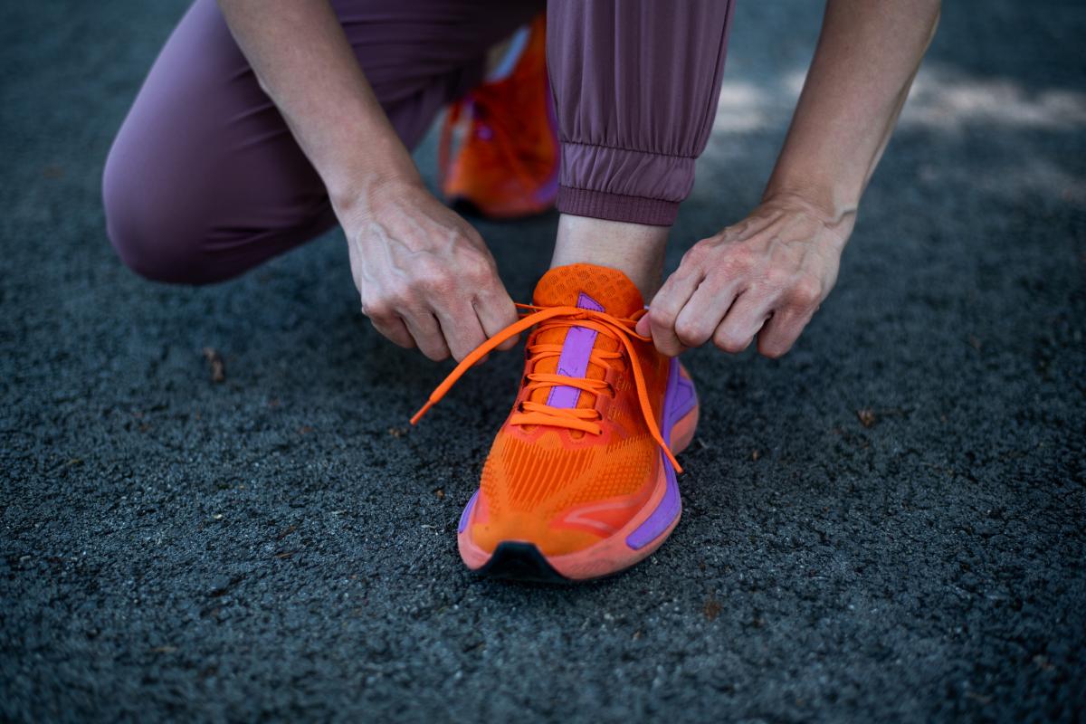 Una mujer atándose unas zapatillas de running, en una imagen de archivo