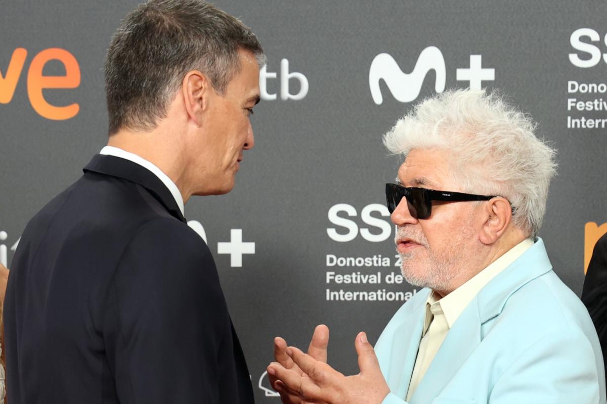 Foto de archivo de Pedro Sánchez y Pedro Almodóvar.
