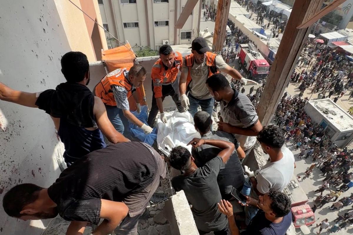 Personal de emergencias tratando de recuperar los cuerpos de periodistas asesinados bajo las bombas israelíes en el hospital Al Nasser de Ciudad de Gaza. Netanyahu vuelve a hablar de "trágico accidente".