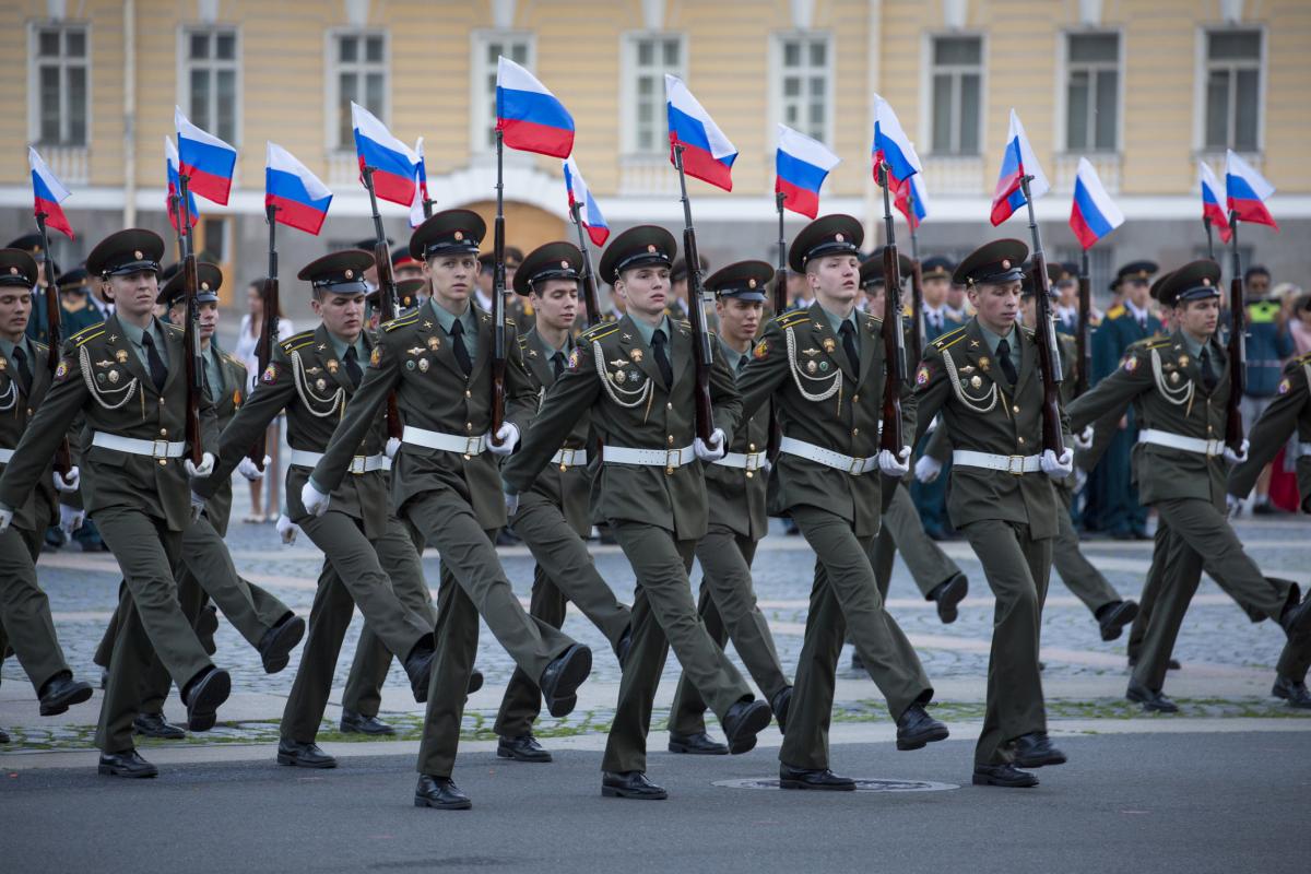 Unos jóvenes militares desfilan por las calles de San Petersburgo, en una imagen de archivo.