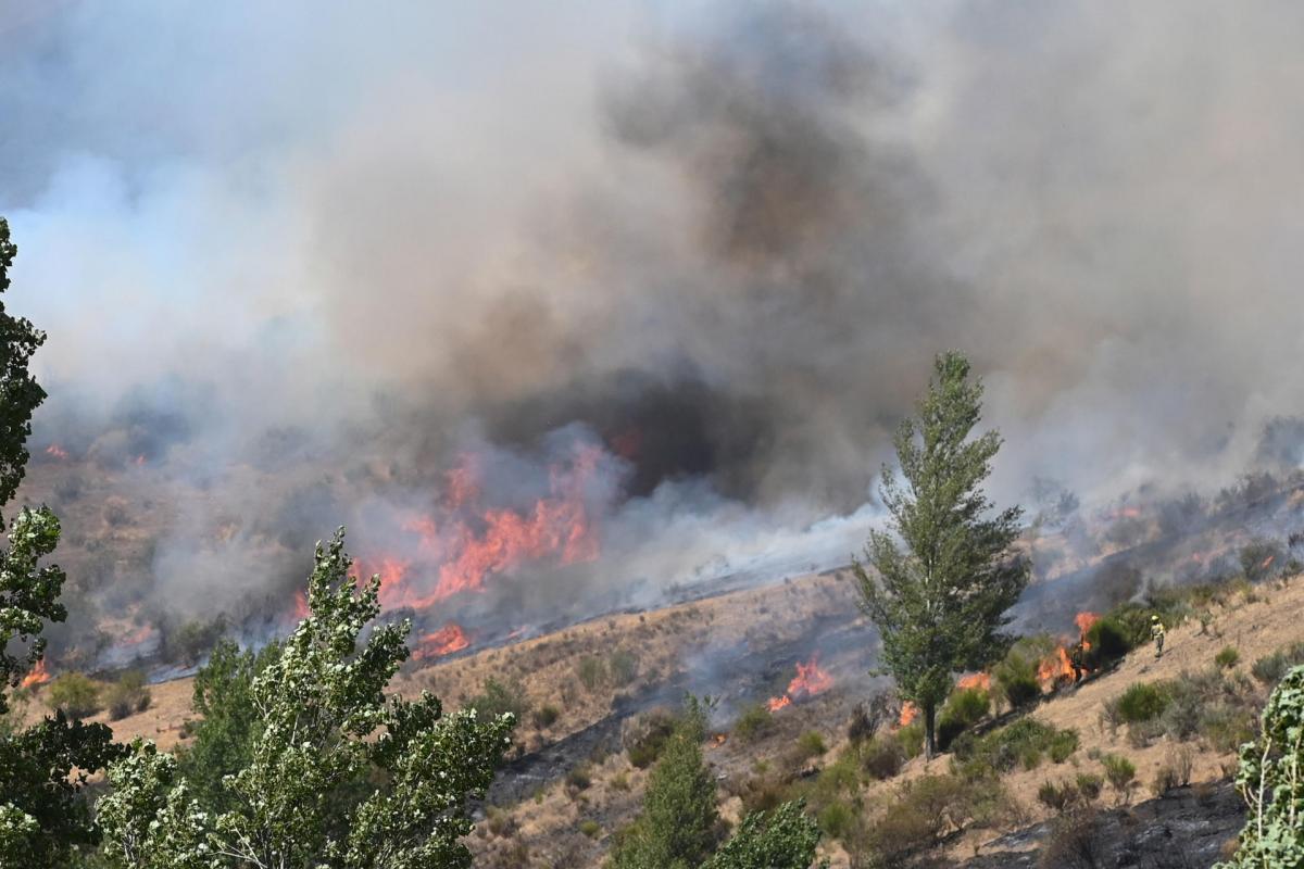 Vista del fuego en la provincia de León, este jueves.