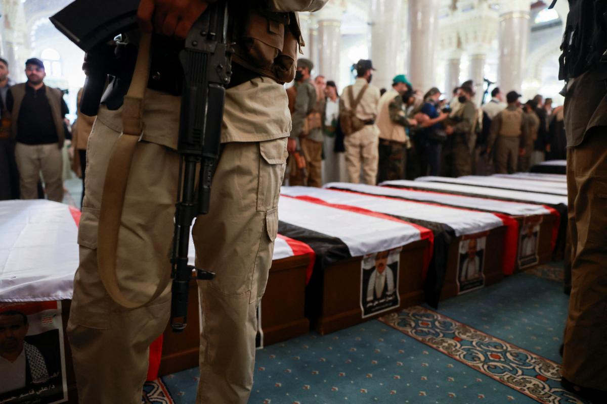 Un instante del funeral del primer ministro yemení, Ahmed al-Rahawi, y otros altos cargos del Gobierno de los rebeldes hutíes que fueron asesinados en un bombardeo israelí.