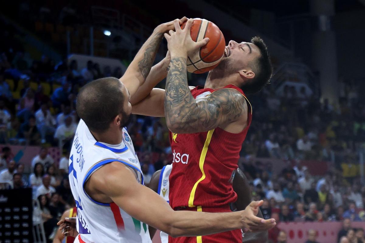 El italiano Darius Thompson en una acción frente al español Willy Hernangómez