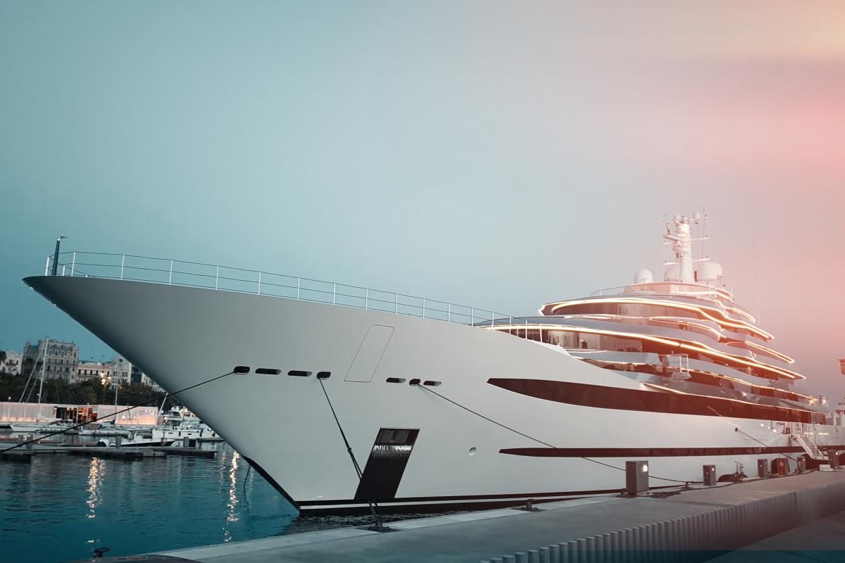 Imagen de archivo de un yate de considerables dimensiones.