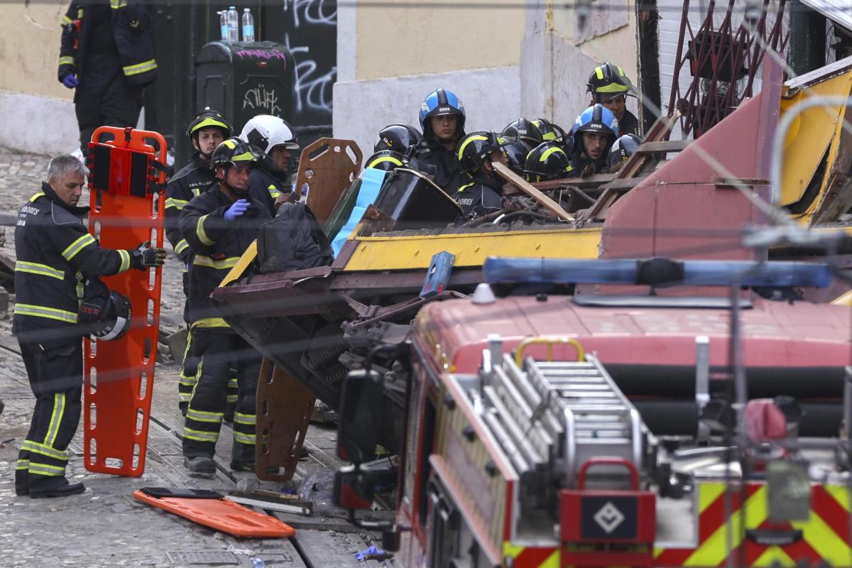 Los cuerpos de seguridad portugueses trabajan para rescatar a los afectados por el descarrilamiento de un funicular en Lisboa.