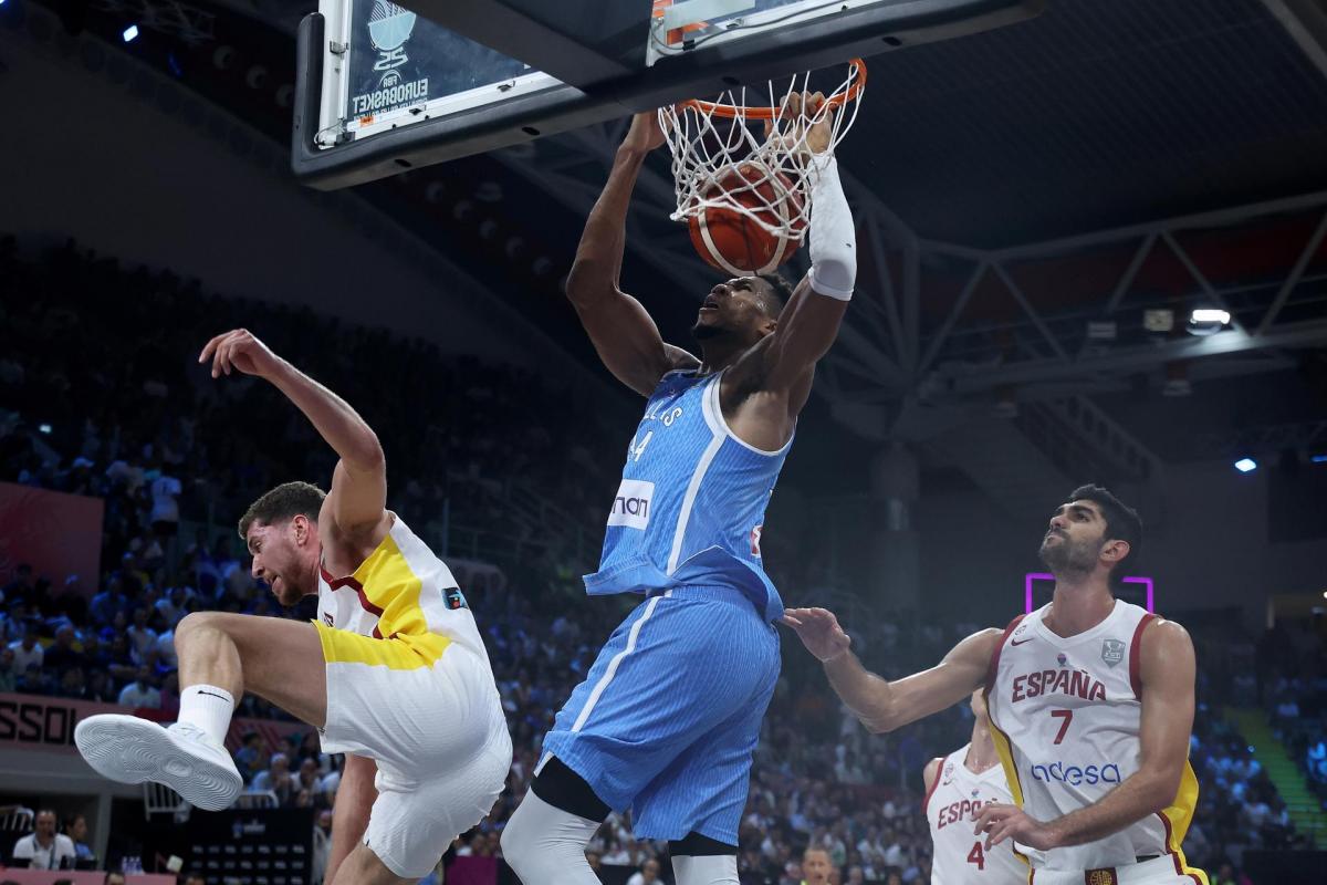 El jugador griego Giannis Antetokounmpo anotando frente a la selección española