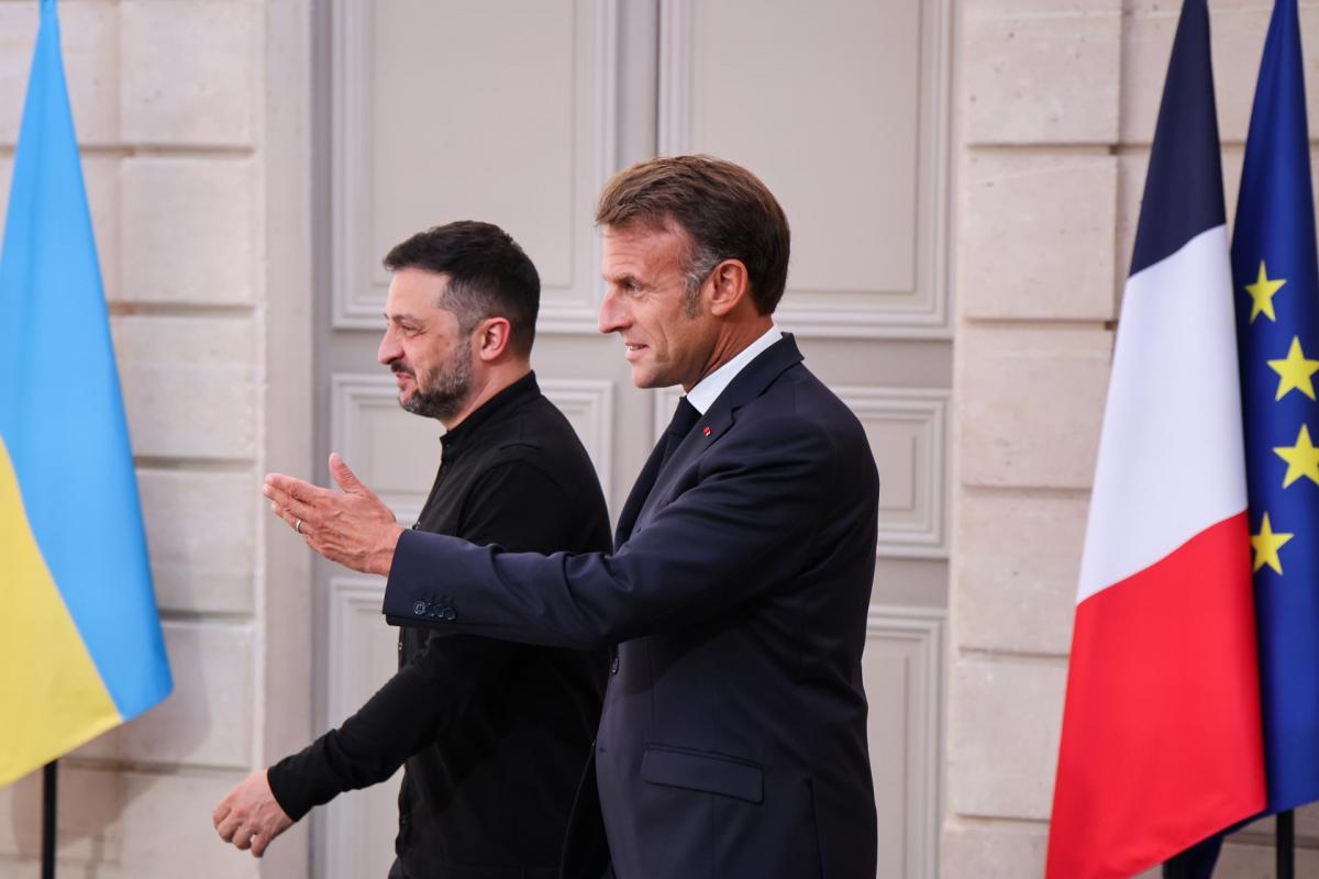Enmanuel Macron y Volodímir Zelenski este jueves en París (Francia).