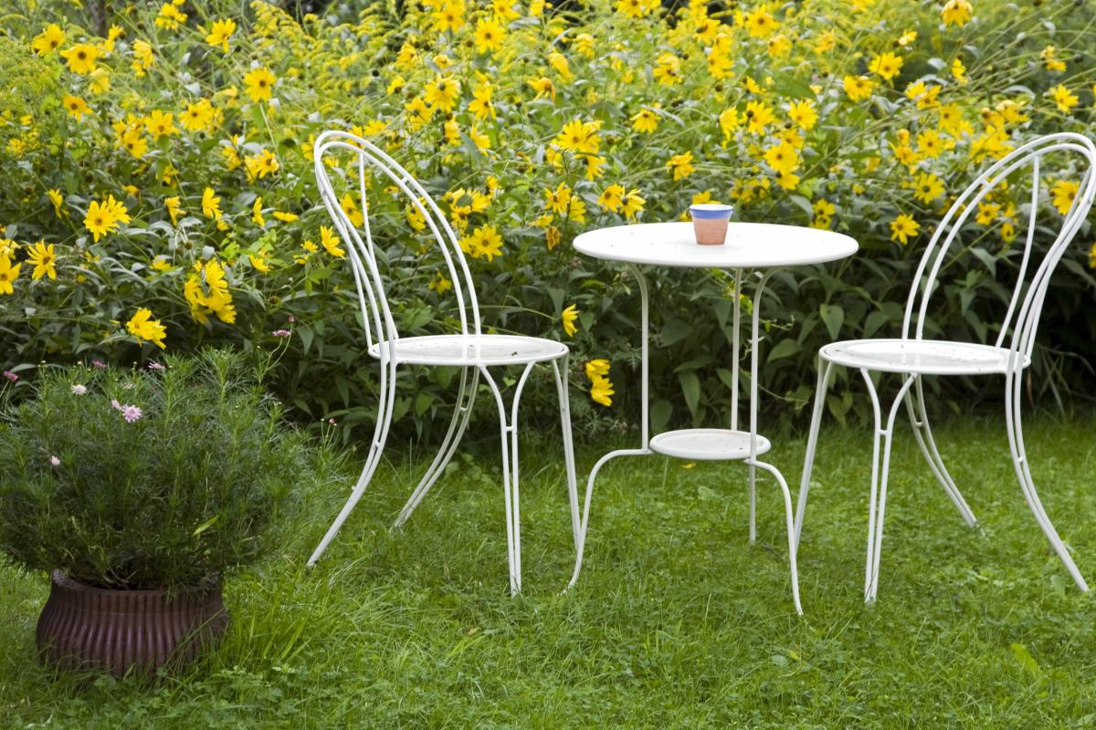 Unas sillas y mesa de jardín.