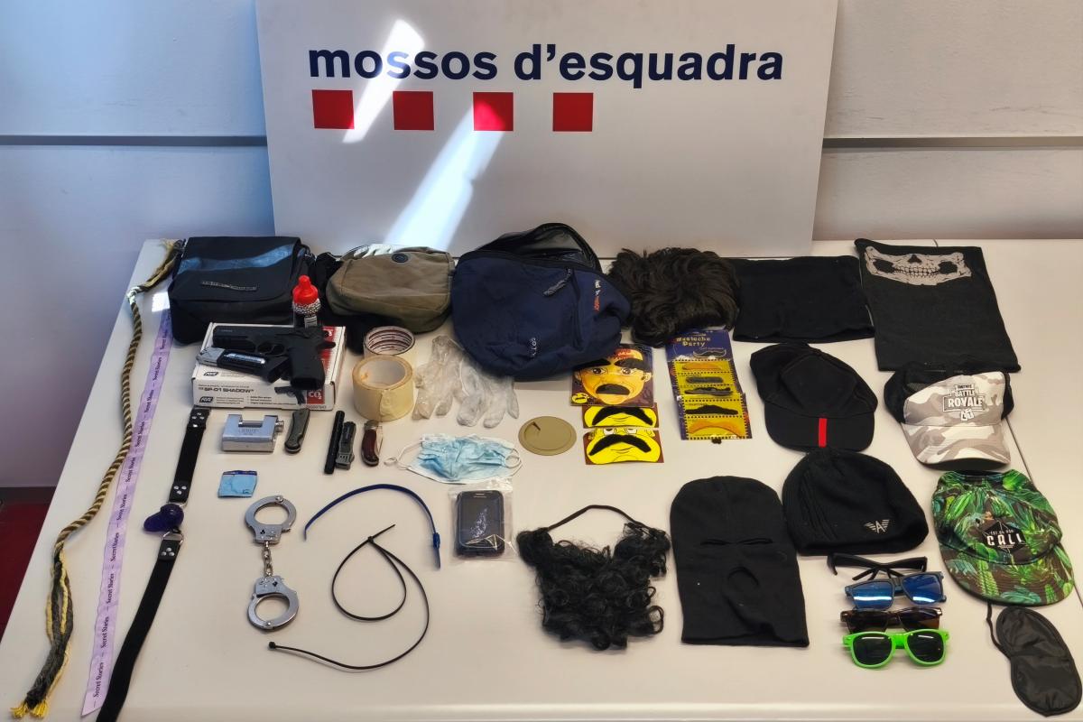 Imagen del material intervenido en el registro de un presunto violador en Barcelona (Cataluña).