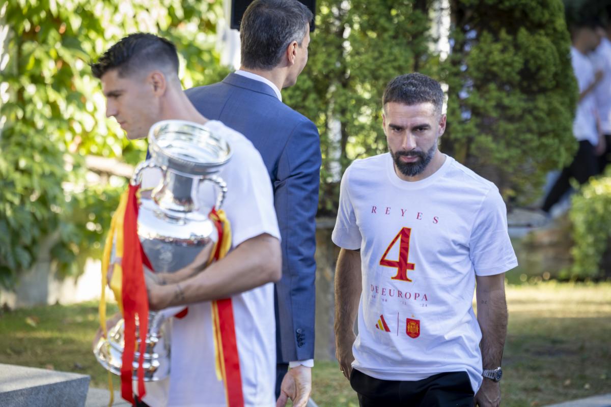 Foto de archivo del saludo de Dani Carvajal a Pedro Sánchez.