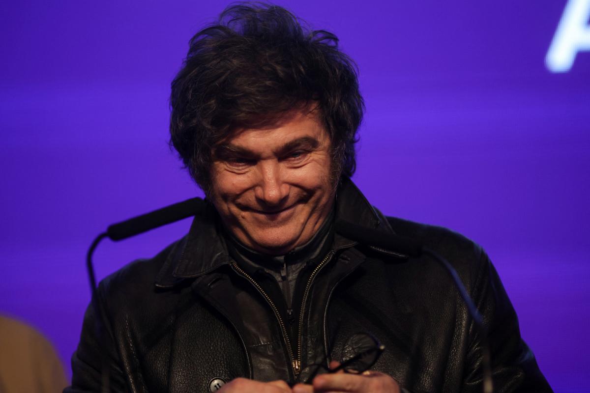 El presidente de Argentina y líder de La Libertad Avanza, Javier Milei, en su discurso de reconocimiento de la derrota ante el peronismo en las elecciones regionales de Bueno Aires; en la sede del partido en La Plata.