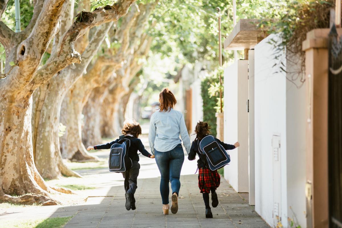 Madre con sus hijas camino del cole.